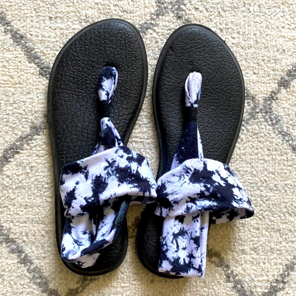 Black tie dye Sanuk size 9